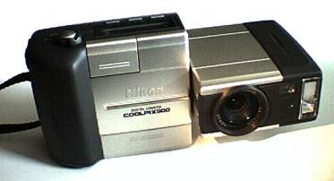 CoolPix900-front.jpg (8985 bytes)